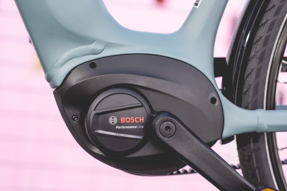 E-Motorrad-Antrieb in Schwarz und Grau, montiert an einem Fahrradrahmen.