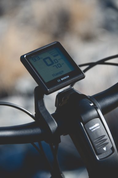 Ein Fahrradtacho zeigt Geschwindigkeit und verschiedene Daten an.