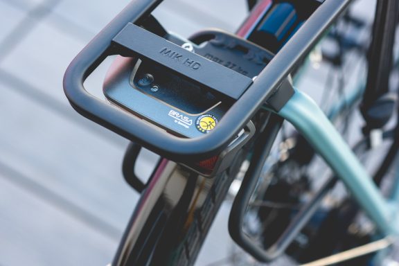 Nahaufnahme eines Fahrradgepäckträgers mit einem Smartphone-Halter.