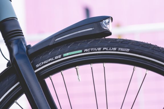 Nahaufnahme eines Fahrradreifens mit integriertem Lichthalter.